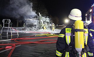 Ein Autotransporter ist auf der A2 in Richtung Hannover zwischen den Anschlussstellen Ostwestfalen-Lippe und Herford/Bad Salzuflen am 26. November fast vollständig ausgebrannt. Verletzt wurde niemand. Die Salzufler Feuerwehr war vor Ort. - Daniel Hobein Ein Autotransporter ist auf der A2 in Richtung Hannover zwischen den Anschlussstellen Ostwestfalen-Lippe und Herford/Bad Salzuflen am 26. November fast vollständig ausgebrannt. Verletzt wurde niemand. Die Salzufler Feuerwehr war vor Ort. - Daniel Hobein