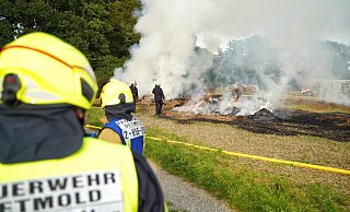 Auf einem Feld an der Schirrmannstra&szlig;e sind Strohballen in Brand geraten. Detmolder wurden &uuml;ber die Warn-Apps dazu aufgerufen, Fenster und T&uuml;ren geschlossen zu halten. - Freitag TV