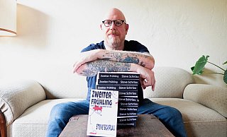 Hat sein fünftes Buch geschrieben: Steve Schirlau. - Verena Stieger Hat sein fünftes Buch geschrieben: Steve Schirlau. - Verena Stieger