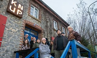 Mitglieder des Knup-Teams vor dem soziokulturellen Zentrum in Oerlinghausen, das sich f&uuml;r Selbstverwaltung und gegen rechten Druck einsetzt. Foto: Knup - Knup