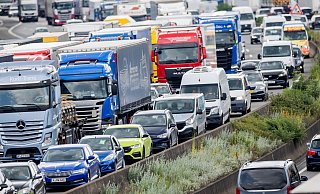 Autos und Lkw stauen sich auf der A3 im Autobahndreieck K&ouml;ln-Heumar. - Rolf Vennenbernd/dpa