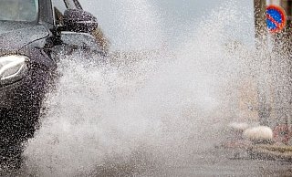 Raser verursachen Unf&auml;lle auf nasser Fahrbahn. (Symbolbild) - Mohssen Assanimoghaddam/dpa