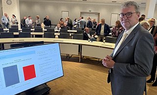 Der künftige Landrat Meinolf Haase im Kreistags-Sitzungssaal. Hier sitzen künftig 60 Politiker, die AfD wird drittstärkste Kraft. - Martin Hostert