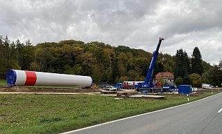Hier an der B238 zwischen Dalbke und Langenholzhausen befindet sich der Umladeplatz f&uuml;r die Windradteile. - Axel B&uuml;rger