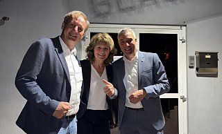 Freude über den Sieg im Bürgermeister-Wahlkampf: der erfolgreiche "Titelverteidiger" Dirk Tolkemitt (rechts), seine Ehefrau Birgit Busch und Fraktionsvorsitzender Volker Heuwinkel. - Thomas Reineke Freude über den Sieg im Bürgermeister-Wahlkampf: der erfolgreiche "Titelverteidiger" Dirk Tolkemitt (rechts), seine Ehefrau Birgit Busch und Fraktionsvorsitzender Volker Heuwinkel. - Thomas Reineke