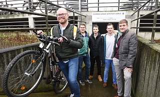 Anstrengend: Die Jusos (von links) Felix Rullmann, Torsten Rauch, Nordine Hupfer, Julien Thiede und Marius Kremming zeigen, wie schwierig es derzeit ist, ein Rad aus der Tiefgarage am Bahnhof zu rollen. Sie wollen den Zweirad-Keller deutlich aufwerten.  - Nicole Ellerbrake