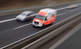Ein Rettungswagen fährt über eine Autobahn. - Julian Stratenschulte/dpa/Symbolbild Ein Rettungswagen fährt über eine Autobahn. - Julian Stratenschulte/dpa/Symbolbild