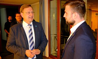 Mats Uffe Schubert (rechts) gratuliert Dr. Andreas J. Wulf - der dem noch jungen SPD-Bewerber seinen Respekt für den Wahlkampf zollt. - Sven Koch