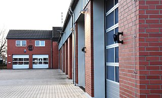 Die Feuerwache in Augustdorf. Dank einer neuen Vereinbarung zur Zusammenarbeit im Brandschutz sollen die Einsatzkräfte künftig Unterstützung aus Pivitsheide erhalten. - Raphael Bartling