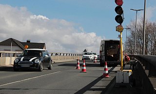 Während der Bauarbeiten wird der Verkehr per Baustellenampel geregelt und abwechselnd an den Arbeitern vorbei geführt. Es bilden sich Schlangen auf beiden Seiten, das große Verkehrschaos bleibt aber aus. Auch weil die Stadt im Vorfeld versprochen hatte, die Bauaubeiten während der Stoßzeiten ruhen zu lassen, damit der Verkehr parallel fließen kann. - Carolin Brokmann-Förster