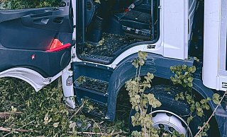 Die Fahrerkabine musste erst von den Einsatzkräften freigeschnitten werden, bevor der Fahrer gerettet werden konnte. - Feuerwehr Detmold Die Fahrerkabine musste erst von den Einsatzkräften freigeschnitten werden, bevor der Fahrer gerettet werden konnte. - Feuerwehr Detmold
