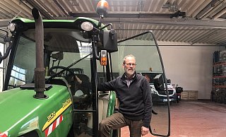 Bauhofleiter Georg Kramer in der neuen Werkstatthalle. Ende 2019 ist der Bauhof hier eingezogen. &bdquo;Wir haben uns gut eingelebt, Kleinigkeiten m&uuml;ssen noch verbessert werden", sagt Kramer.&nbsp; - Martin Hostert