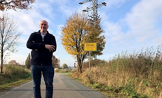 Matthias Nacke steht am Ortseingangsschild von Ehrsen. Nur ein paar Meter weiter liegt sein Hof. Der Landwirt baut vor allem Weizen, Mais und Zucker an. - Sven Kienscherf