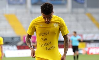 Dortmunds Jadon Sancho trug ein Shirt mit dem Schriftzug «Justice for George Floyd». - Foto: Lars Baron/Getty Images Europe/Pool/dpa