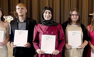 Haben ihren Abschluss geschafft (von links): Emely Eckstein, Artjom Deckert, Rabia Cakir, Lena Becker und Lia-Emilia Baumgart. - Rudi Rudolph