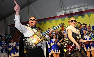 Mittendrin statt nur dabei &ndash; das trifft auf das Prinzenpaar mit Frank Schwier und Denise Luhmann zweifellos zu. Stimmung ist bei ihrem rockigen Auftritt garantiert. - Nicole Ellerbrake