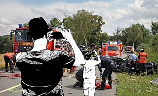 Brutale Wirklichkeit: Rettungskräfte und Polizei erleben immer öfter, dass an Einsatzstellen nicht geholfen, sondern fotografiert und gefilmt wird. Das Symbolfoto zeigt nicht den Unfall auf der B1, bei dem zwei Menschen ihr Leben verloren haben. - Bernhard Preuß