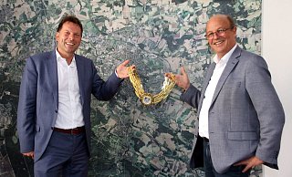 Frank Hilker (links) nimmt von Alt-Bürgermeister Rainer Heller die Bürgermeisterkette als symbolischen Staffelstab entgegen. - Stadt Detmold Frank Hilker (links) nimmt von Alt-Bürgermeister Rainer Heller die Bürgermeisterkette als symbolischen Staffelstab entgegen. - Stadt Detmold