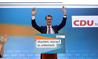 15.05.2022, Nordrhein-Westfalen, Düsseldorf: Der bisherige NRW-Ministerpräsident und CDU-Spitzenkandidat für die Landtagswahl in Nordrhein-Westfalen, Hendrik Wüst, steht bei der Wahlparty seiner Partei auf der Bühne. In Nordrhein-Westfalen fanden am Sonntag die Wahlen zum 18. Landtag statt. - Rolf Vennenbernd/dpa