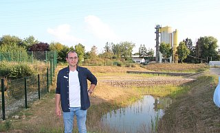 Für ein großes Regenereignis, das statistisch gesehen alle fünf Jahre vorkommen soll, sind die drei Rückhaltebecken im Gewerbegebiet Großer Kamp ausgelegt. Sven Ranft von der Stadt hat das Projekt als Bauleiter begleitet. - Cordula Gröne