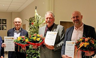 Bürgermeister Borris Ortmeier (von links) mit den geehrten Ratsmitgliedern Andreas Wilde, Wilfried Düwel und Christian Olschewski. Es fehlt Adolf Albert. - Lorraine Brinkmann