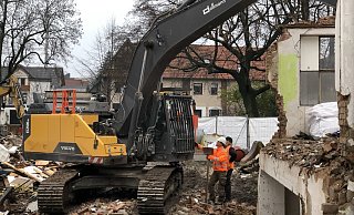 Sieht so ein Skandal aus? Nach Meinung der AfD ist das unter der alten Chemischen Reinigung schlummernde Gift nichts anderes. Der Abriss hat begonnen, die Dekontamination des Bodens folgt. - Till Brand Sieht so ein Skandal aus? Nach Meinung der AfD ist das unter der alten Chemischen Reinigung schlummernde Gift nichts anderes. Der Abriss hat begonnen, die Dekontamination des Bodens folgt. - Till Brand