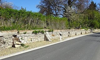 An der Bruchsteinmauer an der Dorfstraße in Greste sind deutliche Schäden zu erkennen, sie wird nun saniert. - Michael Berg An der Bruchsteinmauer an der Dorfstraße in Greste sind deutliche Schäden zu erkennen, sie wird nun saniert. - Michael Berg