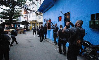 Polizisten führen einen Einsatz gegen Banden in der Favela Jacarezinho durch. - Foto: Jose Lucena/TheNEWS2 via ZUMA Wire/dpa