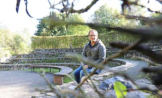 Ulrich Niebuhr, der neue Vorsitzende des Trägervereins des Umweltzentrums, sitzt an der Naturbühne im UWZ. Hier sind künftig wieder mehr kulturelle Veranstaltungen geplant. - Alexandra Schaller Ulrich Niebuhr, der neue Vorsitzende des Trägervereins des Umweltzentrums, sitzt an der Naturbühne im UWZ. Hier sind künftig wieder mehr kulturelle Veranstaltungen geplant. - Alexandra Schaller