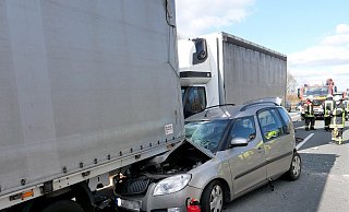 Im Rückstau auf der A 33 wegen eines weiteren Unfalls wurde dieser Skoda zwischen zwei Klein-Lastwagen eingeklemmt. - Ralph Meyer Im Rückstau auf der A 33 wegen eines weiteren Unfalls wurde dieser Skoda zwischen zwei Klein-Lastwagen eingeklemmt. - Ralph Meyer