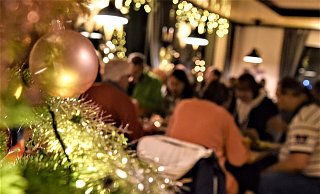 Vollbesetztes Haus: Rund 60 bedürftige Menschen waren zum Weihnachtsdinner im Berghof Stork erschienen. - Greta Wiedemeier