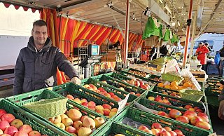 Andreas Plaß ist keineswegs mit dem Ausweichstandort für den Wochenmarkt zufrieden. Der Umsatz sei massiv eingebrochen. - Astrid Sewing Andreas Plaß ist keineswegs mit dem Ausweichstandort für den Wochenmarkt zufrieden. Der Umsatz sei massiv eingebrochen. - Astrid Sewing