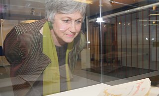 Kathie Wiederkehr, Enkelin von Felix Fechenbach, 2016 bei einem ihrer Besuche in Detmold, bei dem eine Wanderausstellung über ihren Großvater eröffnet wurde. Am Wochenende ist die Schweizerin erneut zu Gast in Lippe. - Jost Wolf(LZ)