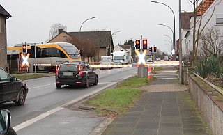 Die Schötmarsche Straße soll ausgebaut werden, was auch wegen des Bahnübergangs nicht einfach ist. - Cordula Gröne