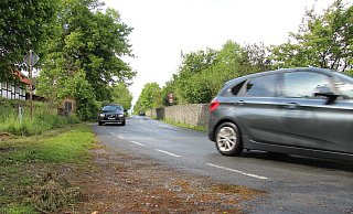 Die Markierungen für Radfahrer sind auf der Dorfstraße etwas verblasst. Eine Fahrradstraße, wie es sich viele Anwohner wünschen, wird es nicht geben. - Kirsten Fuhrmann Die Markierungen für Radfahrer sind auf der Dorfstraße etwas verblasst. Eine Fahrradstraße, wie es sich viele Anwohner wünschen, wird es nicht geben. - Kirsten Fuhrmann