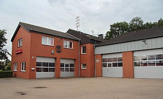 Das Feuerwehrhaus an der Haustenbecker Straße soll erweitert werden. Dafür will die Gemeinde Fördermittel beantragen. - Nadine Uphoff