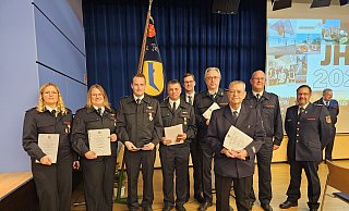 Bürgermeister Matthias Kalkreuter (Fünfter von links), Wehrführer Benjamin Brinkmeyer (Zweiter von links) und der stellvertretende Kreisbrandmeister Sascha Medina (links) ehrten Jaqueline Göserich (von links), Miriam Bicker und Matti Stölting für 25 Jahre Dienst in der Freiwilligen Feuerwehr Lage. Außerdem Martin Börchers (35 Jahre), Thomas Wedeking und Volker Cichos (je 50 Jahre). Es fehlt Dieter Mohrlüder (60 Jahre). Im Hintergrund steht Andreas Bicker. - Astrid Sewing Bürgermeister Matthias Kalkreuter (Fünfter von links), Wehrführer Benjamin Brinkmeyer (Zweiter von links) und der stellvertretende Kreisbrandmeister Sascha Medina (links) ehrten Jaqueline Göserich (von links), Miriam Bicker und Matti Stölting für 25 Jahre Dienst in der Freiwilligen Feuerwehr Lage. Außerdem Martin Börchers (35 Jahre), Thomas Wedeking und Volker Cichos (je 50 Jahre). Es fehlt Dieter Mohrlüder (60 Jahre). Im Hintergrund steht Andreas Bicker. - Astrid Sewing