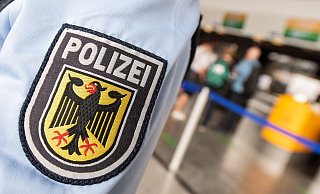 Eine Streife der Bundespolizei am Flughafen. - Boris Roessler/dpa Eine Streife der Bundespolizei am Flughafen. - Boris Roessler/dpa