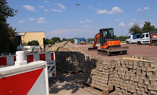 Die Baustelle am Sportplatz in Leopoldshöhe ist eingerichtet, die vorbereitenden Arbeiten laufen. Mitarbeiter der Bad Oeynhauser Firma Freitag Straßenbau sind derzeit damit beschäftigt, Drainagen zu legen und Kabel zu verlegen. - Birgit Guhlke Die Baustelle am Sportplatz in Leopoldshöhe ist eingerichtet, die vorbereitenden Arbeiten laufen. Mitarbeiter der Bad Oeynhauser Firma Freitag Straßenbau sind derzeit damit beschäftigt, Drainagen zu legen und Kabel zu verlegen. - Birgit Guhlke