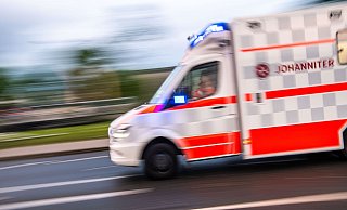 Ein Rettungswagen auf Einsatzfahrt. - Lino Mirgeler/dpa/Symbolbild