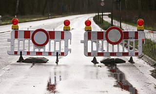 Mehrere Straßen sind nach Sturmtief "Sabine" im Kreis Lippe gesperrt worden. - Symbolfoto: David Young/dpa Mehrere Straßen sind nach Sturmtief "Sabine" im Kreis Lippe gesperrt worden. - Symbolfoto: David Young/dpa