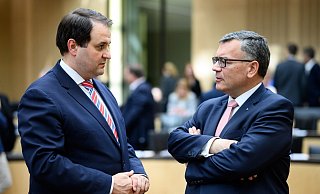 Nathanael Liminski (l, CDU) und Florian Herrmann (CSU) unterhalten sich vor Beginn einer Sitzung. - Bernd von Jutrczenka/dpa Nathanael Liminski (l, CDU) und Florian Herrmann (CSU) unterhalten sich vor Beginn einer Sitzung. - Bernd von Jutrczenka/dpa