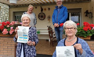 Helga Rinne und Monika Rieke aus Pottenhausen haben gerade freiwillig ihre Fahrerlaubnis abgegeben und halten einFreifahrtticket, das für ein Vierteljahr gültig ist, in der Hand. Dahinter stehen Marianne Rautenberg und Heinz Grützmacher, die sich für eine Umsetzung des Antrages stark machen. - Verena Rautenberg Helga Rinne und Monika Rieke aus Pottenhausen haben gerade freiwillig ihre Fahrerlaubnis abgegeben und halten einFreifahrtticket, das für ein Vierteljahr gültig ist, in der Hand. Dahinter stehen Marianne Rautenberg und Heinz Grützmacher, die sich für eine Umsetzung des Antrages stark machen. - Verena Rautenberg