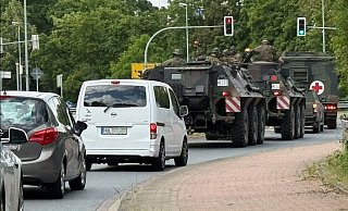 Militärkolonne in Hameln: Am Fort Luise biegen 10 Fahrzeuge, darunter 3 Radpanzer, auf die Bundesstraße 1 ab. - Ulrich Behmann Militärkolonne in Hameln: Am Fort Luise biegen 10 Fahrzeuge, darunter 3 Radpanzer, auf die Bundesstraße 1 ab. - Ulrich Behmann