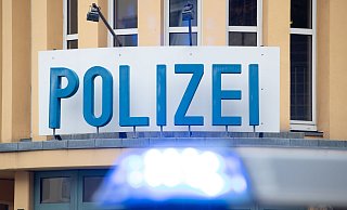 Ein Einsatzwagen der Polizei steht vor einer Dienststelle. - Friso Gentsch/dpa/Symbolbild Ein Einsatzwagen der Polizei steht vor einer Dienststelle. - Friso Gentsch/dpa/Symbolbild