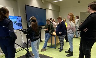 Die Gefährdung durch Alkoholkonsum wurde mit einer Rauschbrille auf einem E-Scooter-Simulator nachgestellt. - Johannes-Gigas-Schule Die Gefährdung durch Alkoholkonsum wurde mit einer Rauschbrille auf einem E-Scooter-Simulator nachgestellt. - Johannes-Gigas-Schule