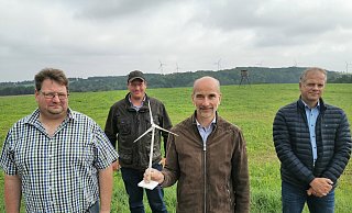Stehen in den Startlöchern zum Bau einer Windkraftanlage auf dem Alverdisser Bromberg: (von links) Carsten Büschemann und Henning Herbrechtsmeier (beide Flächengeber und Anteilsnehmer), Bauherr Dr. Dietrich Beverborg und Barntrups Kämmerer Uwe Schünemann. - Sylvia Frevert