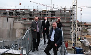Sorgen für ein „klimagesundes" Quartier (von links): Landrat Dr. Axel Lehmann, Dr. Johannes Hütte, Olrik Meyer und Marco Schweiger (Projektverantwortliche beim Kreis Lippe und dem Klinikum). - Klinikum Lippe