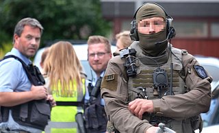 In drei F&auml;llen hat die Polizei bei der St&uuml;rmung der Wohnungen das SEK eingesetzt. Die Einsatzkr&auml;fte rechneten mit bewaffneter Gegenwehr der polizeibekannten Clanmitglieder. - Symbolfoto: Andreas Fr&uuml;cht