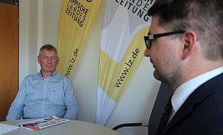 Bürgermeisterkandidat Frank Meier („Zukunft Extertal") trifft in den Redaktionsräumen auf Christian Sauter (FDP, rechts) und beantwortet dessen Fragen. - Silke Buhrmester Bürgermeisterkandidat Frank Meier („Zukunft Extertal") trifft in den Redaktionsräumen auf Christian Sauter (FDP, rechts) und beantwortet dessen Fragen. - Silke Buhrmester